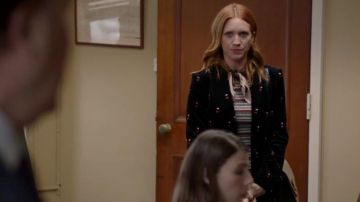 Heart Classic Velvet Blazer usado por Julia Bechley (Brittany Snow) en Almost Family Temporada 1 Episodio 13