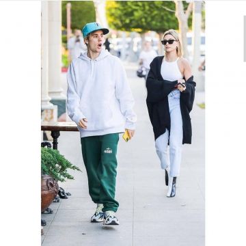 Jennifer Fisher Samira Huggies Boucles d'oreilles portées par Hailey Baldwin à West Hollywood, le 29 février 2020