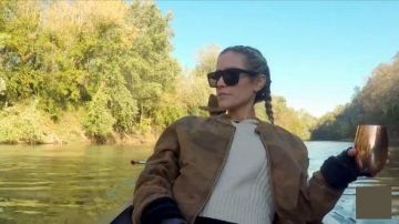 Gold Chocker Nekclace usado por Kristin Cavallari en Very Cavallari Temporada 3 Episodio 8