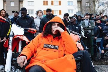 La chaqueta larga naranja napapijri de HATIK en su cuenta de Instagram @hatikyo