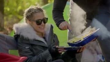 Fox Fur-Trim Black Parka Jacket usado por Kristin Cavallari en Very Cavallari Temporada 3 Episodio 8
