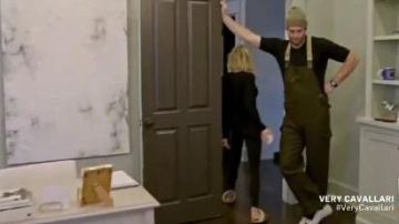 Zapatilla de ante marrón usada por Kristin Cavallari en Very Cavallari Temporada 3 Episodio 8