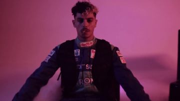 La combinaison de pilote de course portée par PRIME dans son clip SPEEDBOAT 