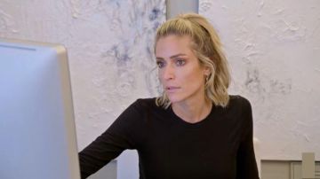 Pendientes Gold Sharp Shooter usados por Kristin Cavallari en Very Cavallari Temporada 3 Episodio 8