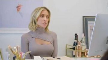 Top de corte marrón usado por Kristin Cavallari en Very Cavallari Temporada 3 Episodio 8