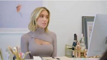 Pendientes negros de medio aro usados por Kristin Cavallari en Very Cavallari Temporada 3 Episodio 8