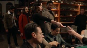 Bolso negro usado por Cara Bloom (Violett Beane) en God Friended Me Temporada 2 Episodio 15