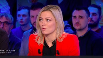 Chaqueta de traje curvo rojo de Laure Boulleau en Canal Football Club el 01.03.2020