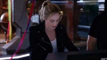 Chaqueta negra de Moto usada por Sara Lance (Caity Lotz) en DC's Legends of Tomorrow Temporada 5 Episodio 2