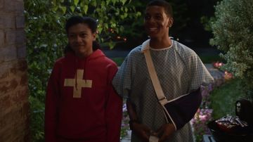 Le sweatshirt à capuche rouge à croix blanche porté par Monse Finnie (Sierra Capri) in On My Block (S01E04)
