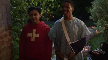 Le sweatshirt à capuche rouge à croix blanche porté par Monse Finnie (Sierra Capri) in On My Block (S01E04)
