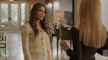 Jaune Case Tweed Mini Jupe portée par Cristal Carrington (Daniella Alonso) dans la Dynastie Saison 3 Épisode 14