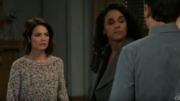 Madewell Brownstone Flecked Pullover Sweater usado por Elizabeth Webber (Rebecca Herbst) como se ve en el Hospital General 28 de febrero de 2020