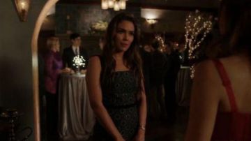 De la marine à Volants Ourlet de la Robe portée par Cristal Carrington (Daniella Alonso) dans la Dynastie Saison 3 Épisode 14