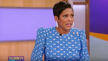 Alessandra rich Pintucked embelli à pois Crêpe de Chine de soie porté par Tamron Hall sur Le Tamron Salle de Spectacle le 28 février 2020