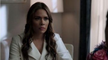 En Cuir blanc Trench porté par Cristal Carrington (Daniella Alonso) dans la Dynastie Saison 3 Épisode 14