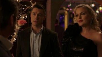 Noir à Volants, Une Épaule Paillettes Haut porté par Alexis Carrington (Elaine Hendrix) dans la Dynastie Saison 3 Épisode 14