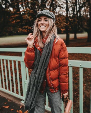Pantalón gris de Carmen Kroll en la cuenta de Instagram @carmushka