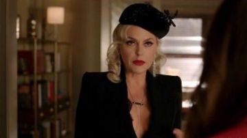 Noir Brodé Béret porté par Alexis Carrington (Elaine Hendrix) dans la Dynastie Saison 3 Épisode 14