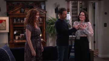 Blusa con estampado de puntos blancos usada por Karen Walker (Megan Mullally) en Will & Grace Temporada 11 Episodio 12