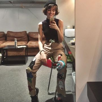 Los pantalones impresos animados de Apple en su cuenta de Instagram @pommeofficial