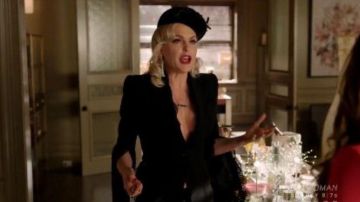 Blazer de crepé de hoja con adornos de encaje negro usado por Alexis Carrington (Elaine Hendrix) en Dynasty Temporada 3 Episodio 14