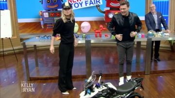 Gucci Stretch Cady Skin­ny Flare Pants worn by Kelly Ripa on LIVE with Kelly and Ryan February 28, 2020