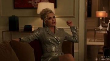 Gris Paillettes de Plaid manteau porté par Alexis Carrington (Elaine Hendrix) dans la Dynastie Saison 3 Épisode 14
