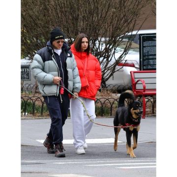 Ienki Ienki Michlin Belted doudoune portés par Emily Ratajkowski la Ville de New York le 29 février 2020