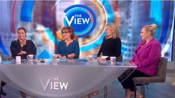 Lauren Ralph Lauren Dou­ble Breast­ed Wool Blend Blaz­er worn by Meghan McCain on The View February 28, 2020