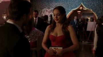 Rouge Tulle Midi Robe portée par Fallon Carrington (Elizabeth Gillies) dans la Dynastie Saison 3 Épisode 14