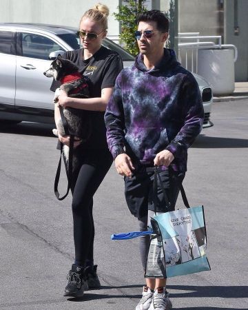 Naked Wolfe Strack Black Leather and Suede Sneakers usado por Sophia Turner Studio City 29 de febrero de 2020