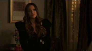 Noir à Volants, Velours Robe Wrap porté par Fallon Carrington (Elizabeth Gillies) dans la Dynastie Saison 3 Épisode 14