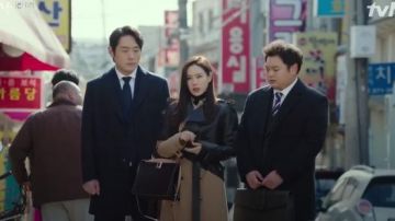 Leather Shoul­der Bag worn by Yoon Se-Ri (Son Ye-jin) in Crash Landing on You Season 1 Episode 12