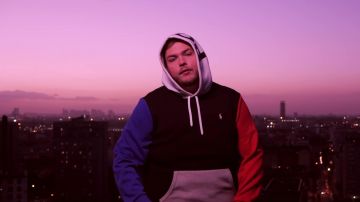 The hoodie with the short blue and red of Remy in his clip Olala