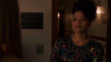 Gris Crewneck Pull porté par Vanessa Deveraux (Jade Payton) dans la Dynastie Saison 3 Épisode 14