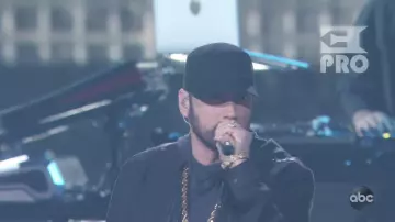 La casquette noire Nike de Eminem lors de sa Performance Lose Yourself aux Oscar 2020