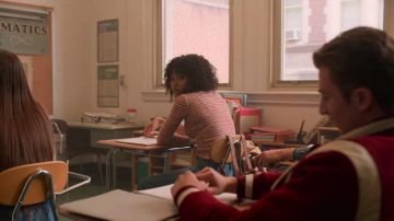 La chemise à manches longues t-shirt rayé, bleu et rouge porté par Dina (Sofia Bryant) dans je ne Suis Pas d'Accord avec Cela (S01E01)