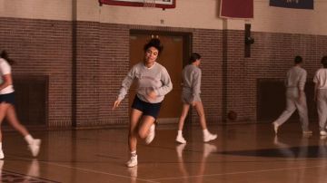 Le bleu sport courte porté par Dina (Sofia Bryant) dans je ne Suis Pas d'Accord avec Cela (S01E01)