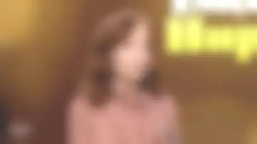 La blouse en soie imprimée à nœud Chloé portée par Isabelle Huppert dans le Journal de 20h de France 2 du 2 mars 2020