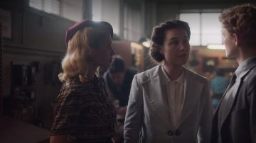 The hat bordeaux, vintage of Carlota Rodriguez de Senillosa (Ana Fernández García) The young ladies of the telephone (S05E03)