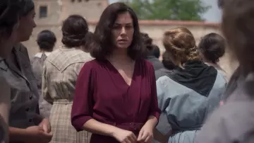 The dress bordeaux v-neck Lidia Aguilar (Blanca Suárez) in The young ladies of the telephone (S05E05)