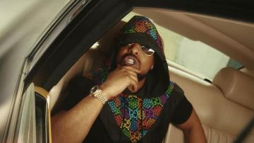 The hood black GG psychedelic Gucci worn by Alonzo in her video clip Freestyle GG