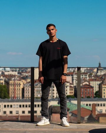Las zapatillas blancas de Houssem Aouar en la cuenta de Instagram de @houssem_aouar