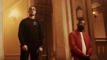 El chándal negro Nike doble swoosh usado por Maes en el clip The Say of Da Uzi