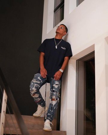 La camiseta negra de Balenciaga que lució Houssem Aouar en su cuenta de Instagram @houssem_aouar