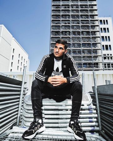 La chaqueta negra de Houssem Aouar para correr Adidas en su cuenta de Instagram @houssem_aouar