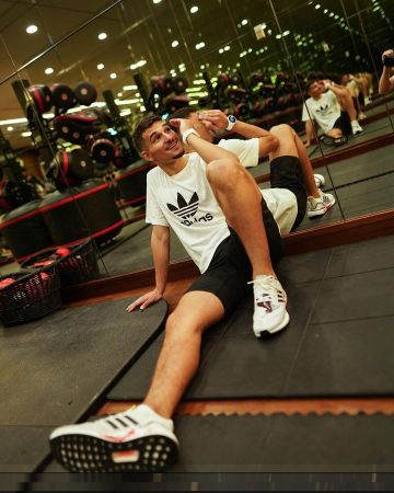 La camiseta blanca Adidas Trefoil de Houssem Aouar en su cuenta de Instagram @houssem_aouar