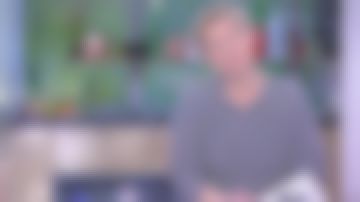 Suéter de cuello redondo de Anne-Élisabeth Lemoine en malla mixta con hilos metálicos grises en C à vous el 02.03.2020