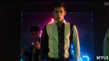 Camisa de rayas blancas y negras usada por Polo (Álvaro Rico) en Elite (Temporada 3)